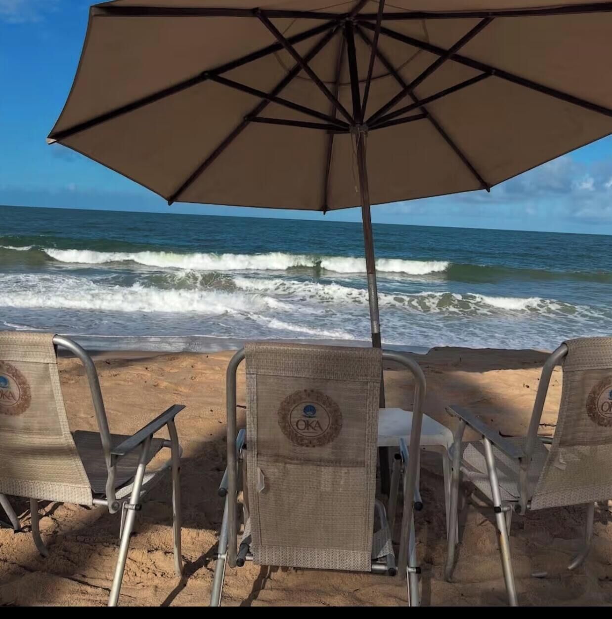 Accommodatie ligt op het strand, wit zand, een strandbar