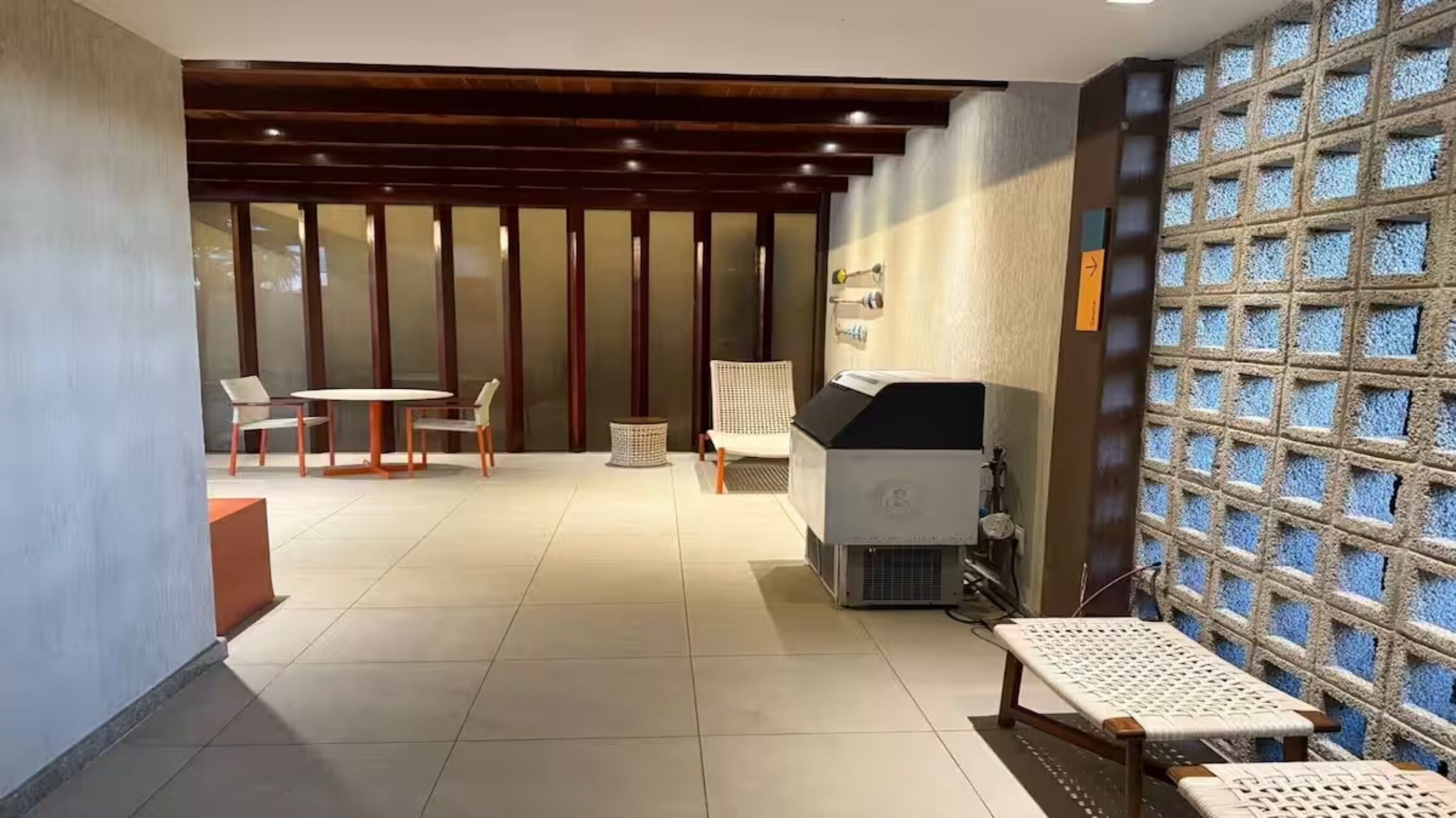 Un interior moderno con estación de parrilla, zona de estar y pared con diseño.