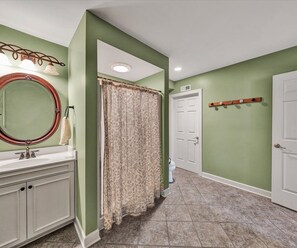 Towels - 3 Bedrooms, 1 Flex Room, 3½ Bathrooms!  Pet Friendly!<br>LOCATED IN THE WATERWAYS!  Community Pool, Co (Huddleston)