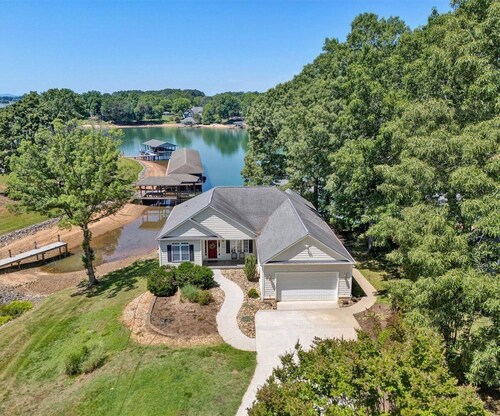 3 Bedrooms, 1 Flex Room, 3½ Bathrooms!  Pet Friendly!<br>LOCATED IN THE WATERWAYS!  Community Pool, Co