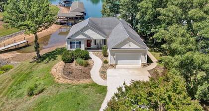 3 Bedrooms, 1 Flex Room, 3½ Bathrooms! Pet Friendly!<br>LOCATED IN THE WATERWAYS! Community Pool, Co