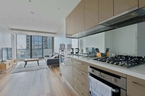 Fridge, microwave, oven, electric kettle - Southbank 1BDR Apartment Pool Gym Tennis Court (Southbank)