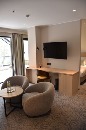Deluxe Double or Twin Room, Shared Bathroom, Mountain View | Living area - Hotel Dom (Studenci)