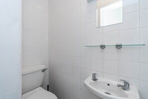 Bathroom - Room 3 - The Archers (Southampton)