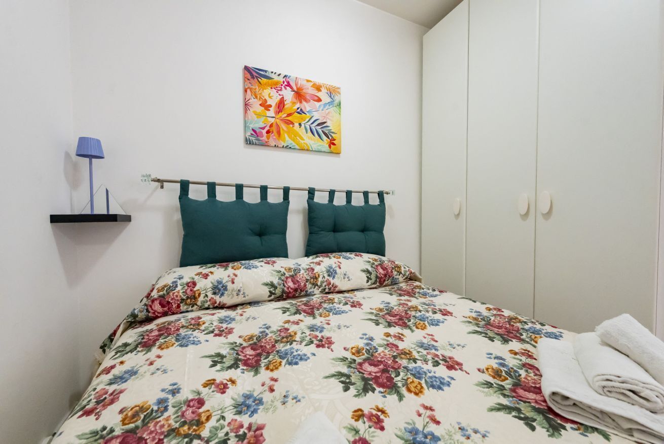 1 dormitorio y tabla de planchar con plancha
