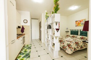 1 camera, ferro/asse da stiro