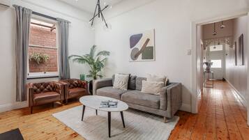 Smart TV, fireplace