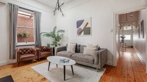 Smart TV, fireplace - Cubitt Cottage - Cremorne (Cremorne)