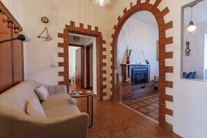TV, fireplace - Casa di Carma 10 Guest Home with Pool (Piegaro)