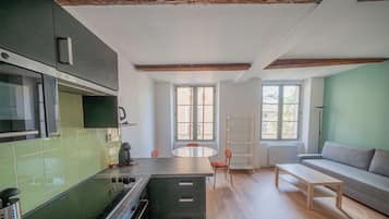 Coffee/tea maker, fridge, microwave, oven