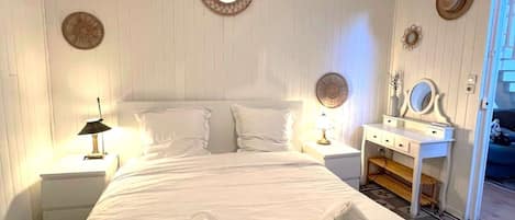 Iron/ironing board, travel cot, WiFi