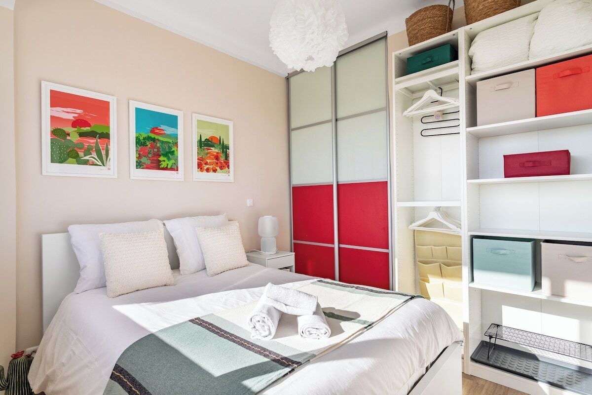 Iron/ironing board, WiFi, bed sheets