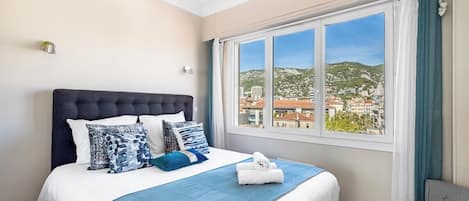 Tabla de planchar con plancha, wifi y ropa de cama