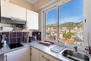 Microwave, coffee/tea maker, toaster, cookware/dishes/utensils - Splendide appartement climatisé vue mer (Toulon)