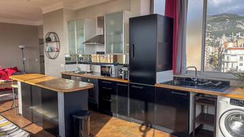 Kühlschrank, Mikrowelle, Ofen, Herdplatte