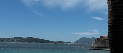 På stranden
