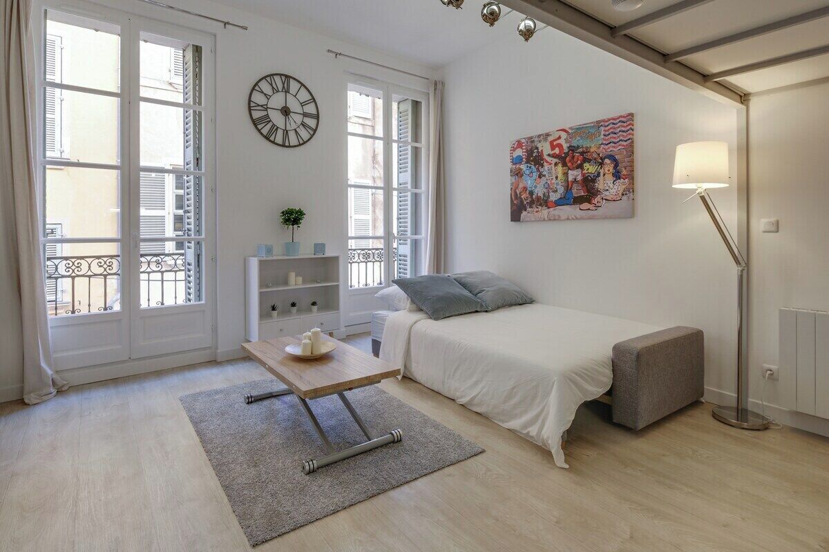 Tabla de planchar con plancha, wifi, ropa de cama