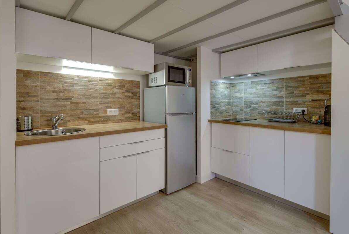 Fridge, microwave, oven, coffee/tea maker