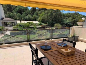 Outdoor dining - Le Médicis -piscine chauffée, clim & parking (Le Pradet)
