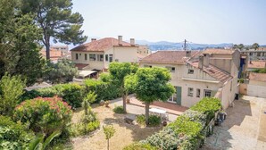 A residential area with buildings, trees, and a clear sky. - Les Sablettes Jardin & Parking 5 min de la Plage (La Seyne-sur-Mer)