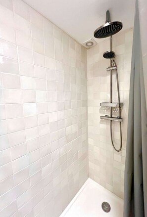 Bathroom - Studio rénové climatisé centre Halles (Toulon)