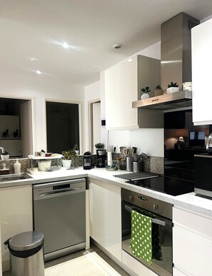 Kühlschrank, Geschirrspüler, Wasserkocher mit Kaffee-/Teezubehör