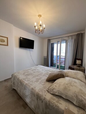 Iron/ironing board, WiFi, bed sheets - Joli T3 spacieux & climatisé – confort + wifi (Toulon)