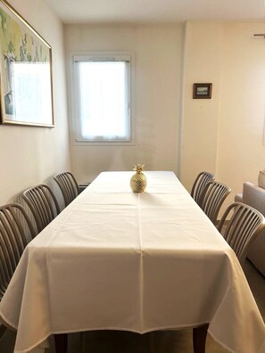 Dining - Joli T3 spacieux & climatisé – confort + wifi (Toulon)