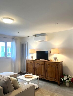 TV, books - Joli T3 spacieux & climatisé – confort + wifi (Toulon)