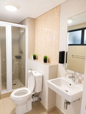Shower, hair dryer, towels, soap - Cozy 1-bedroom apartment in beautiful Durban with AC (Durban)