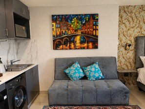 Interior - Cozy 1-bedroom apartment in beautiful Durban with AC (Durban)