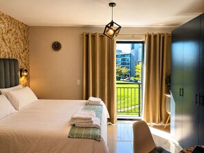 Tabla de planchar con plancha, wifi y ropa de cama 