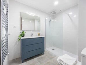 Shower, hair dryer, towels - Ross Apartment - Iberlagos (Faro)