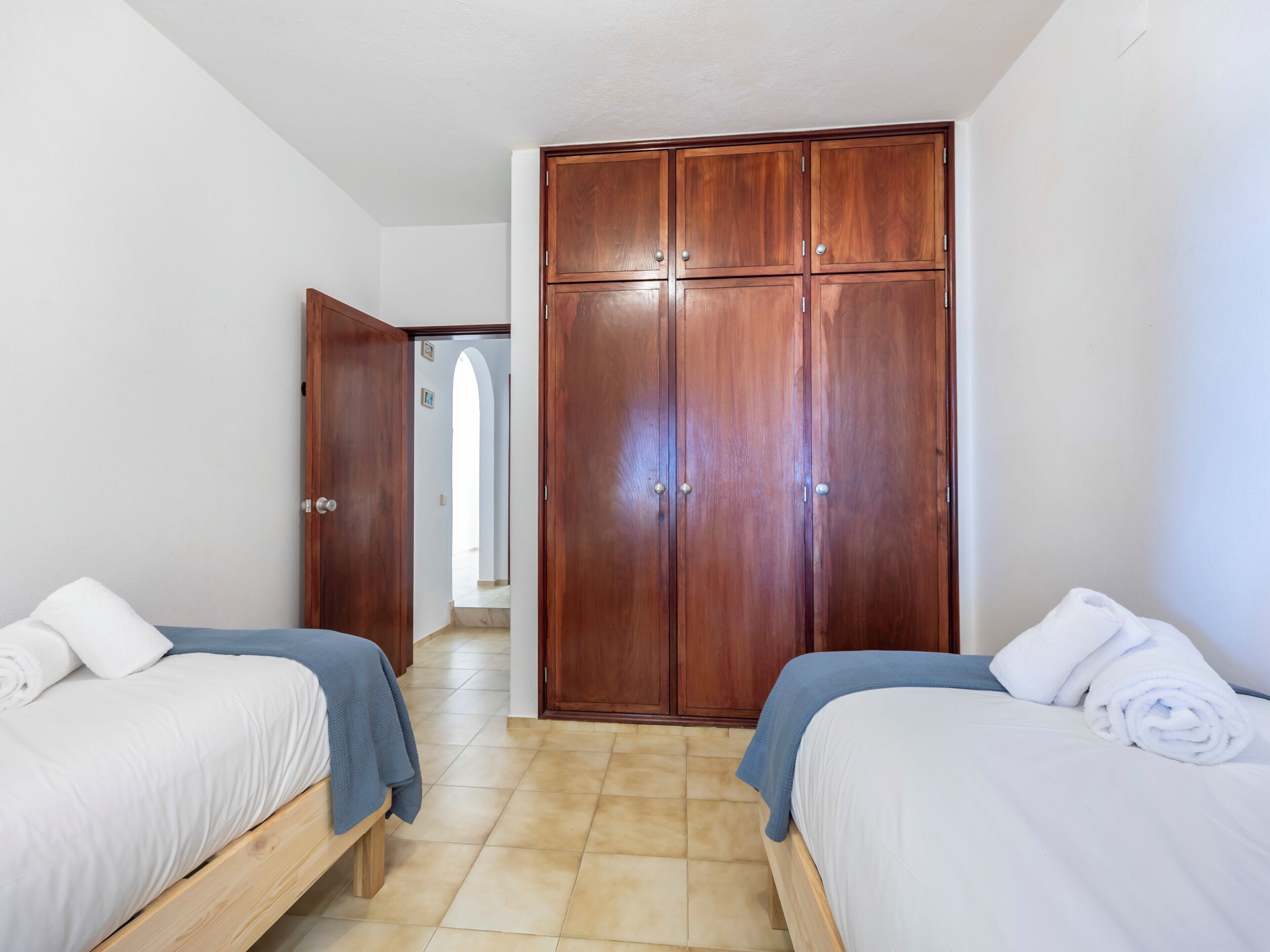 Iron/ironing board, travel crib, WiFi, bed sheets