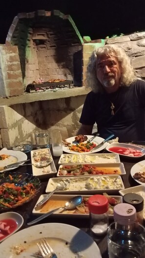 Apartamento estándar, vistas a la playa | Restaurante al aire libre