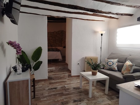 Living area. Casa rural Villalta tipo cueva con bañera de hidromasaje – Estancia romántica única