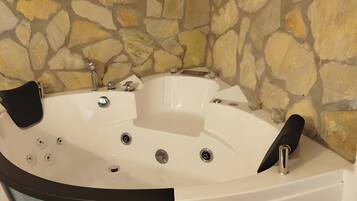 Douche, sèche-cheveux, serviettes fournies