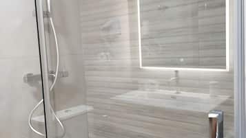 Een douche, een haardroger, handdoeken