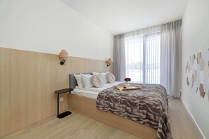 Een strijkplank/strijkijzer, reisbedje, wifi, beddengoed