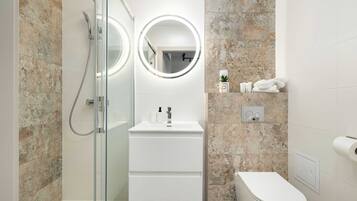 Douche, sèche-cheveux, serviettes fournies, shampoing