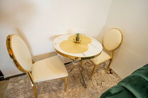 Dining - Vase place 1 bedroom apartment (Nairobi)