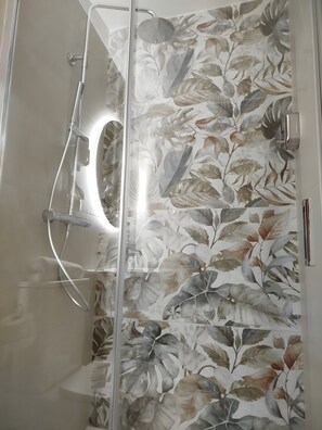 Douche, séchoir à cheveux, serviettes fournies