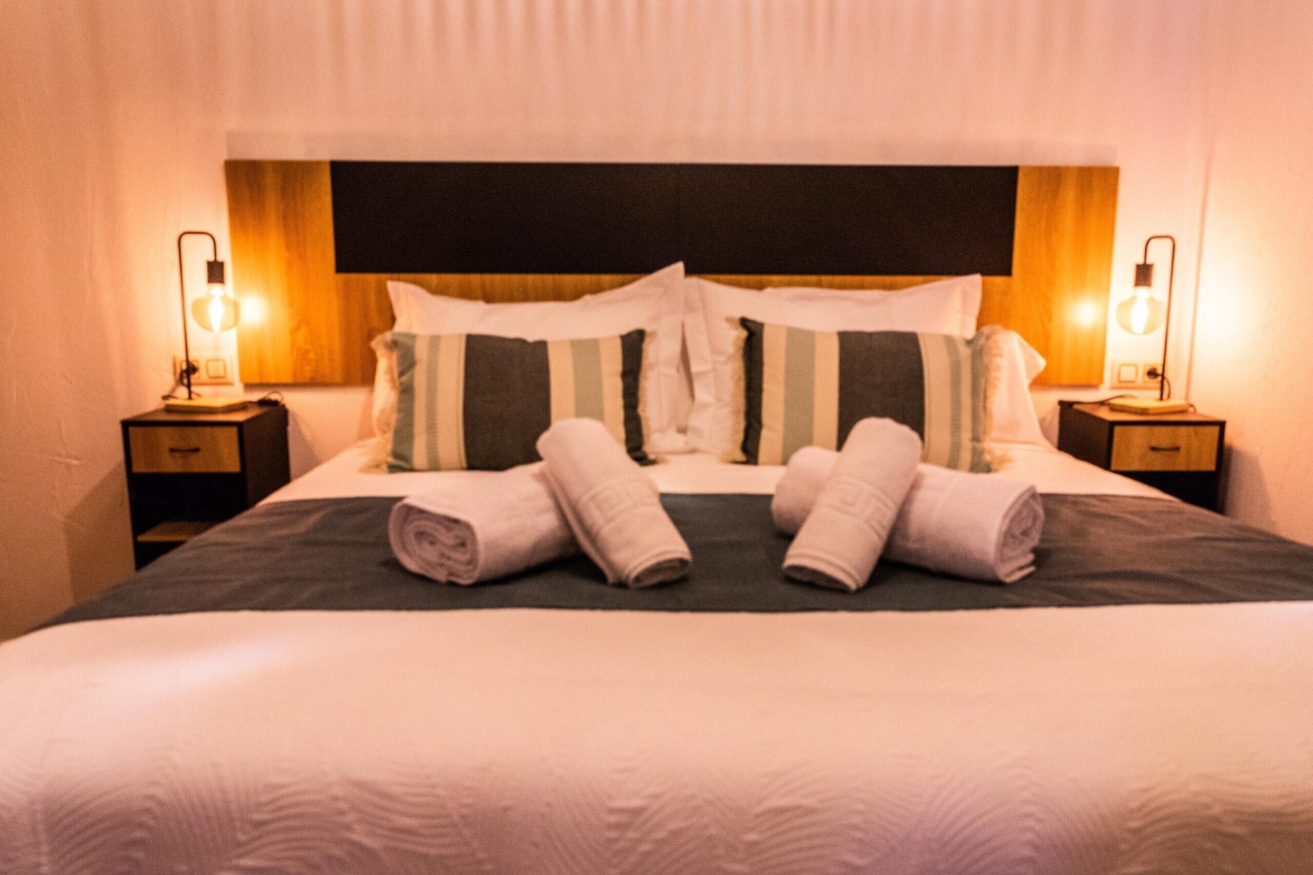 Tabla de planchar con plancha, wifi, ropa de cama