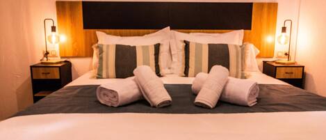 Tabla de planchar con plancha, wifi, ropa de cama