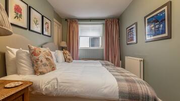 Iron/ironing board, internet, bed sheets