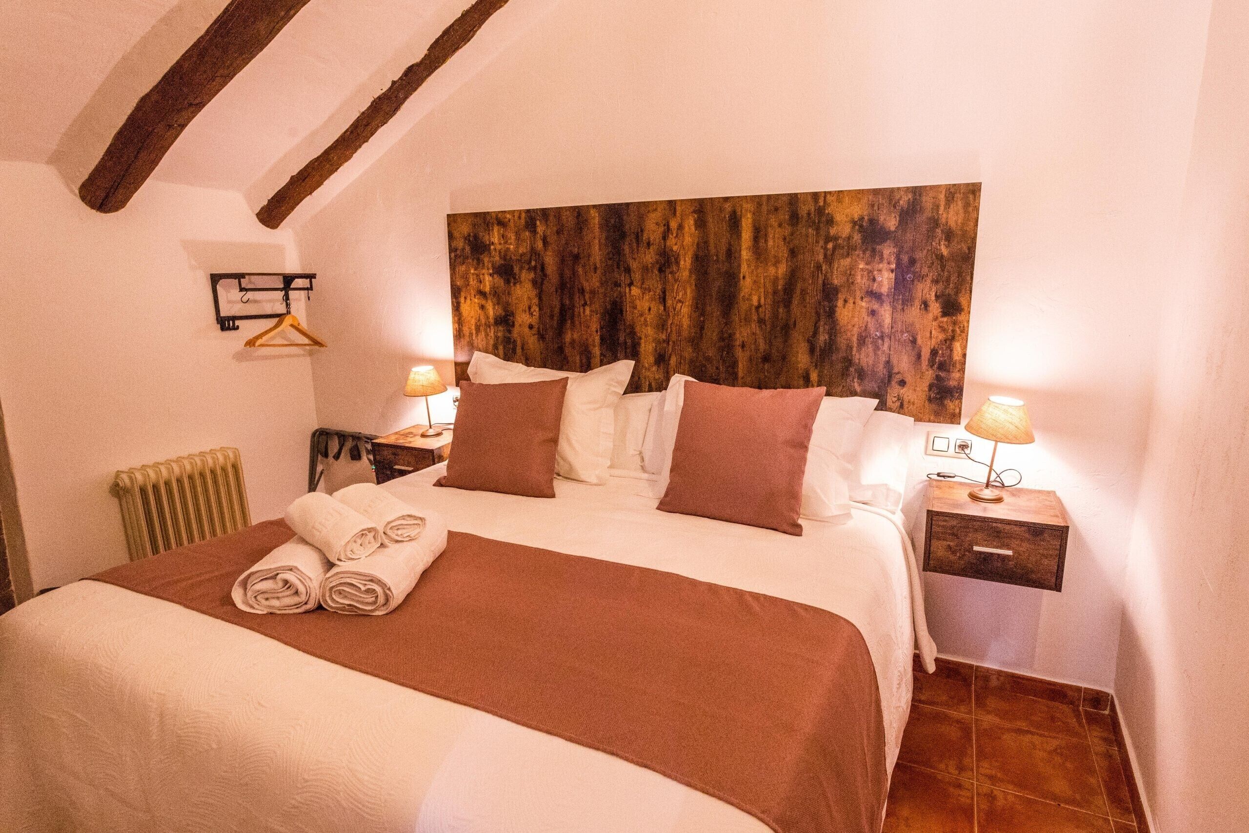Tabla de planchar con plancha, wifi, ropa de cama
