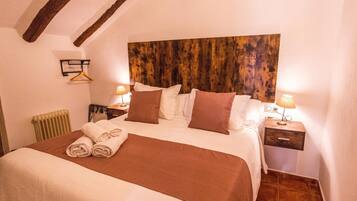 Tabla de planchar con plancha, wifi, ropa de cama