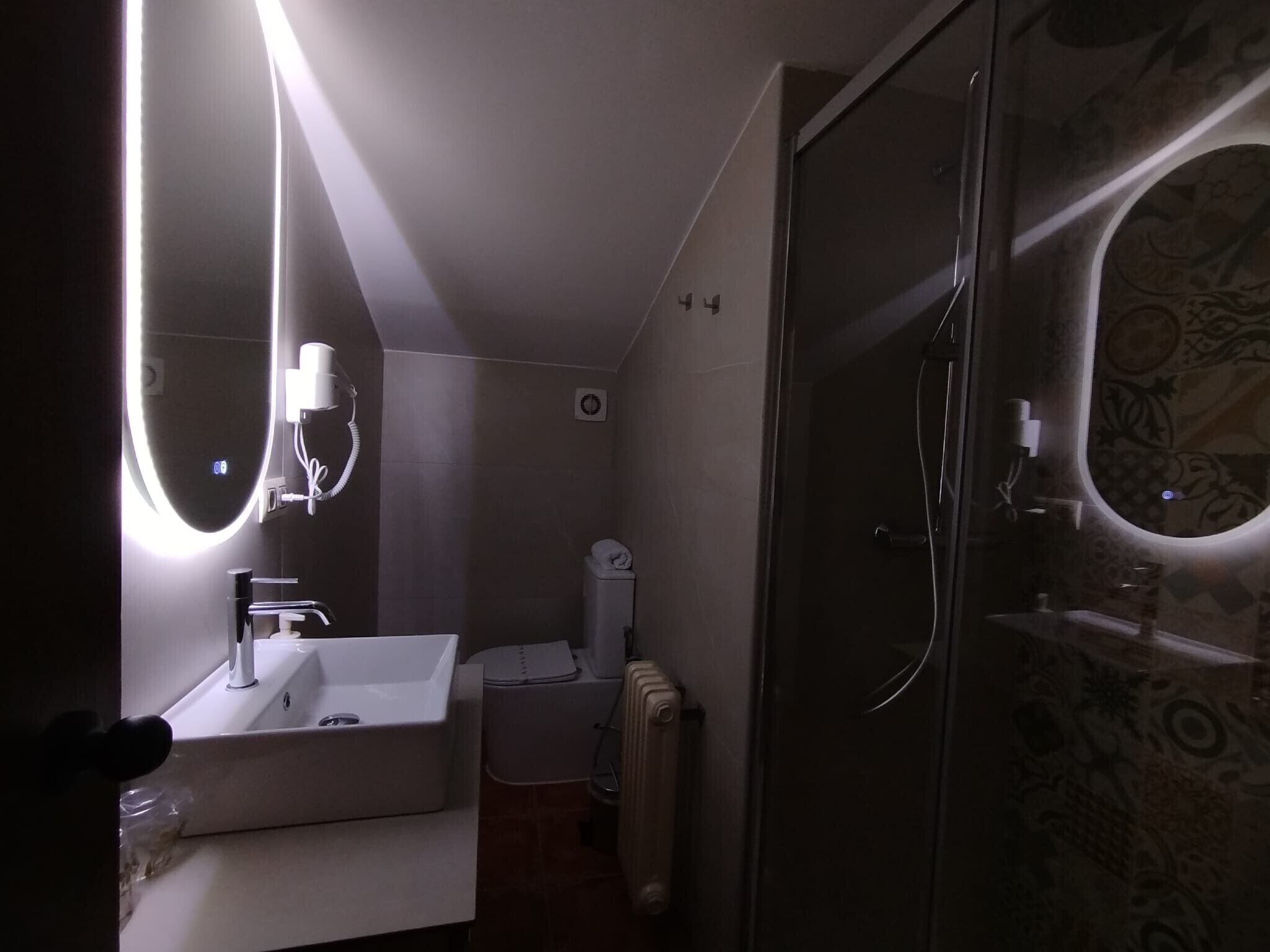 Een douche, een haardroger, handdoeken