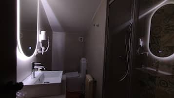Een douche, een haardroger, handdoeken
