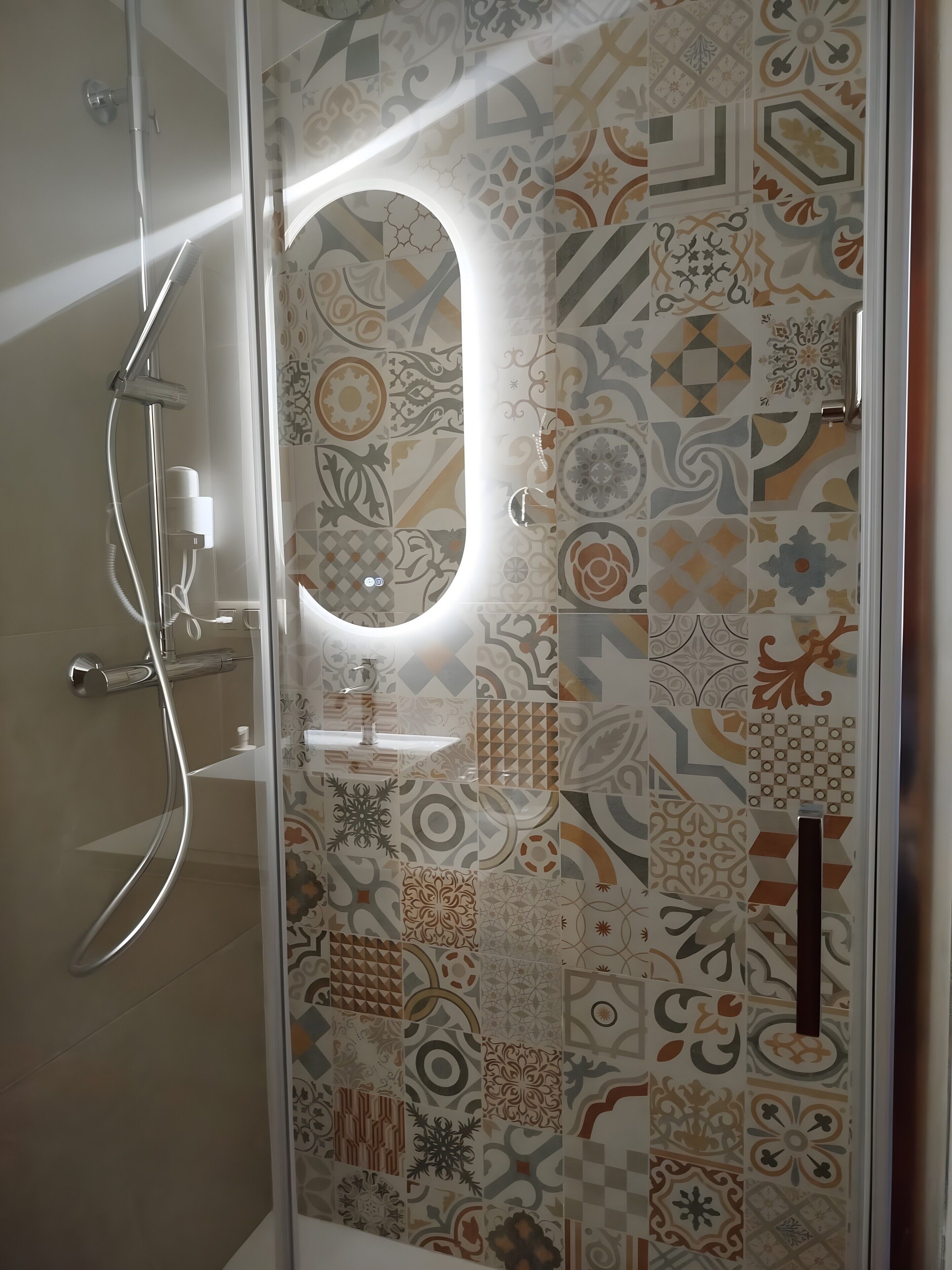 Douche, sèche-cheveux, serviettes fournies